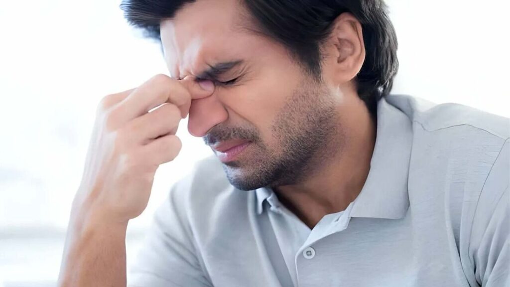 علت تورم صورت و چشم در صبح چیست و چگونه میتوان آن را کاهش داد