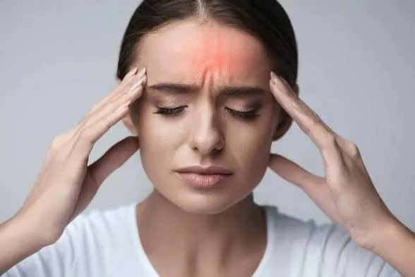 تفاوت سردرد میگرنی با سردرد ناشی از کمآبی و راههای تشخیص آنها