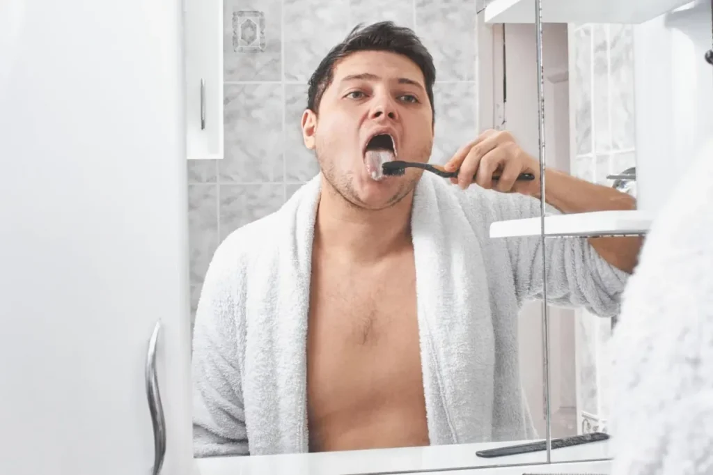 علل و راهکارهای فوری برای بوی بد دهان در صبحگاه و نقش باکتری‌ها در این وضعیت