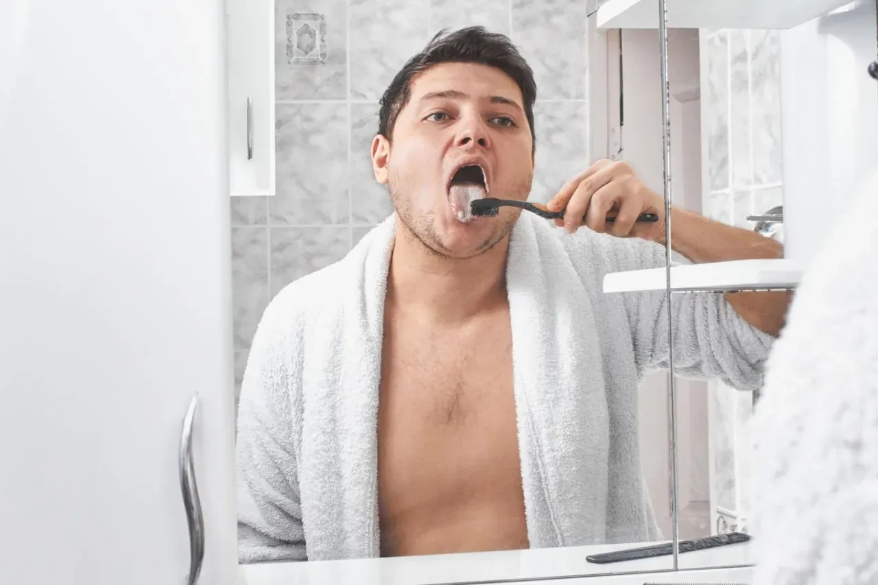 علل و راهکارهای فوری برای بوی بد دهان در صبحگاه و نقش باکتریها در این وضعیت