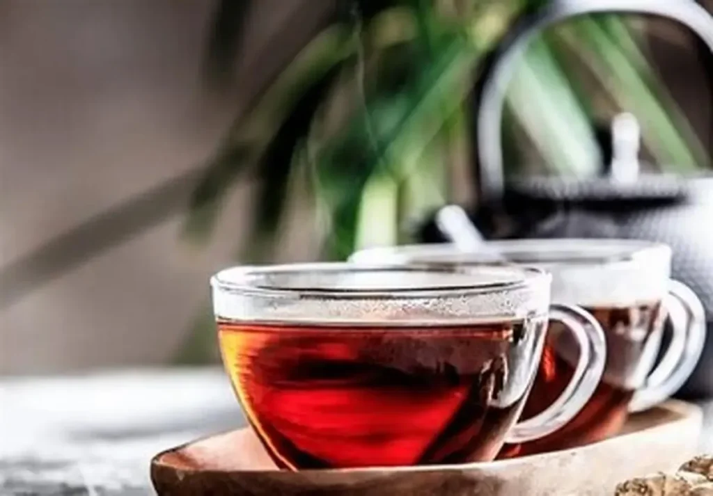 علت تمایل برخی افراد به نوشیدن چای داغ در هوای گرم