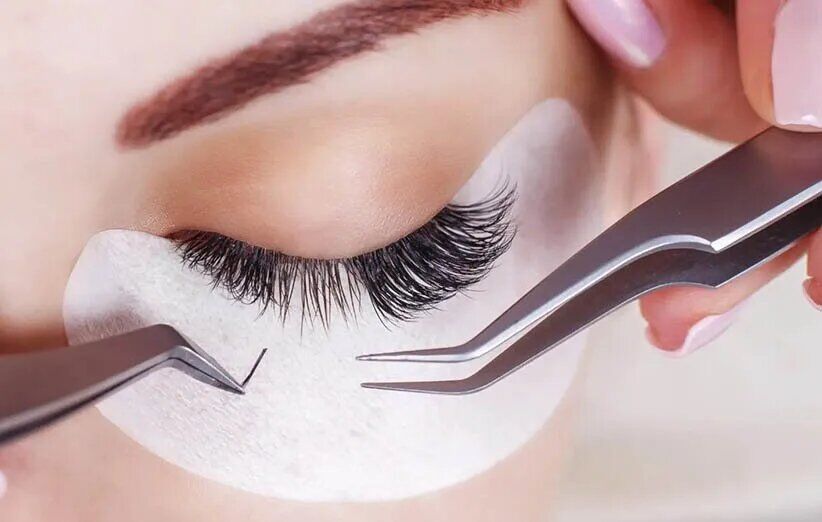 عوارض اکستنشن مژه بر سلامت چشم و غدد پلک
