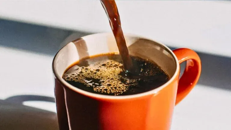تأثیر انتخاب بین چای و قهوه بر خطر ابتلا به پوکی استخوان در زنان مسن